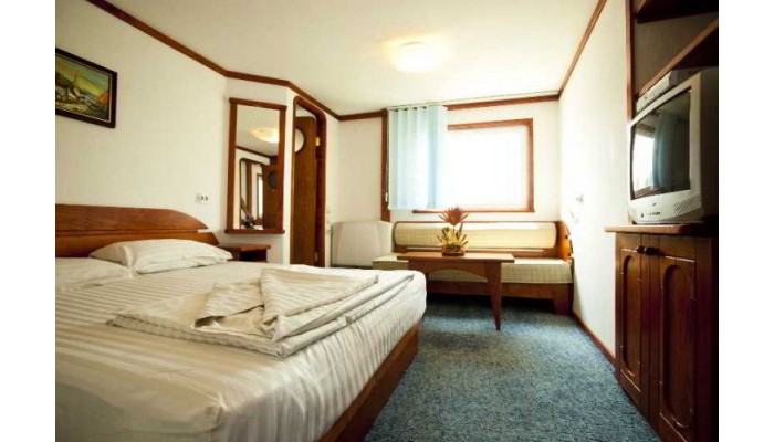 Gggociman Hotel Plutitor poza 1